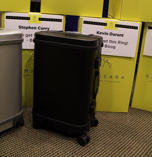 豪爽考辛斯底薪簽約不忘送禮，4600元智能行李箱見證勇士兄弟情